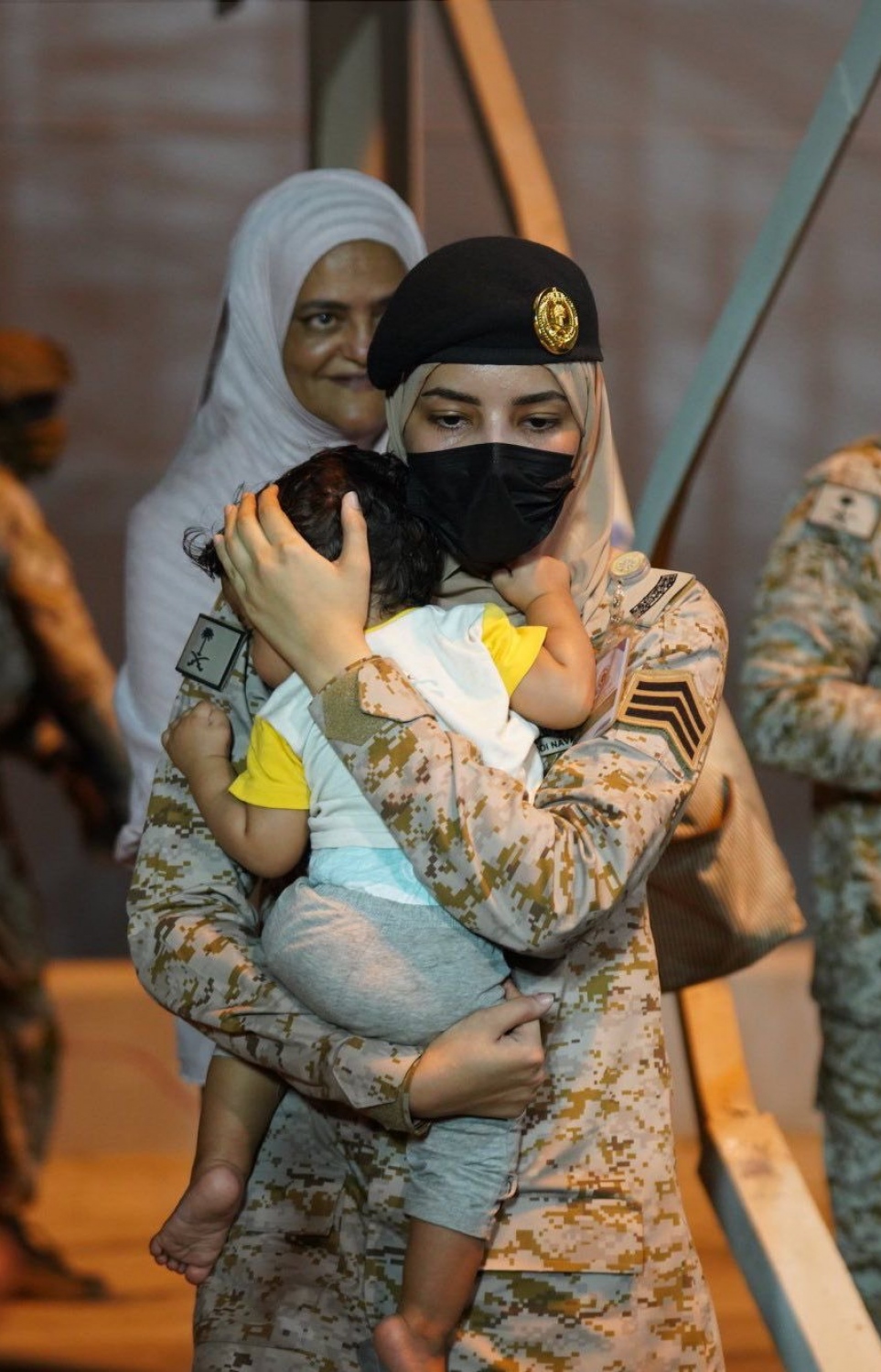 އެޕްރީލް 22، 2023: ސޫދާނުގައި ހިނގަމުންދާ ދާޚިލީ ހަނގުރާމައިން ސަލާމަތްވުމުގެ ގޮތުން، އެ ގައުމު ދޫކޮށް ނުކުތް އެކި ގައުމުތަކުގެ މީހުންގެ ތެރެއިން، ސައޫދީ އަރަބިއްޔާގެ މަނަވަރެއްގައި ޖިއްދާ އަށް އައި މީހުންގެ ތެރޭގައި ހިމެނޭ ތުއްތު ކުއްޖާ އުރާލައިގެން މަނަވަރުން ފޭބި މަންޒަރު އާންމުވެ، ސޯޝަލް މީޑިއާގައި ބޮޑު މަގުބޫލުކަމެއް ލިބިފައިވާ ސައޫދީ އަރަބިއްޔާގެ އަންހެން ސިފައިންގެ މީހާ މަނަވަރުން ޖިއްދާގެ ބަނދަރަށް ފައިބަނީ. --އޭއެފްޕީ