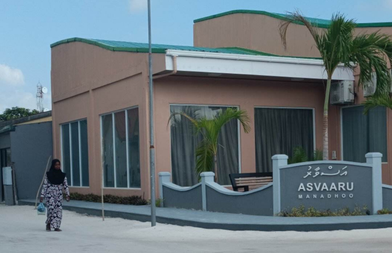 ނައީމާ މަރުވެފައި އޮއްވާ ފެނުމުގެ ދެތިން ދުވަސް ކުރިން، އެ ރަށުގެ މަގެއް މަތިން އޭނާ ހިނގާފައި ދަނިކޮށް ނެގި ފޮޓޯއެއް.