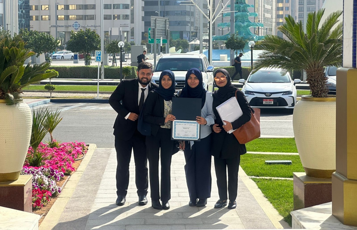 ވިލާ ކޮލެޖުގައި ލޯ ކިޔަވާ ބައެއް ދަރިވަރުން. އެ ދަރިވަރުންނަށް ބޭރު ގައުމުތަކުގެ އެކި ފުރުސަތުތައް ވެސް ކޮލެޖުން ދަނީ ހޯދާދެމުން. -- ފޮޓޯ: ވިލާ ކޮލެޖް