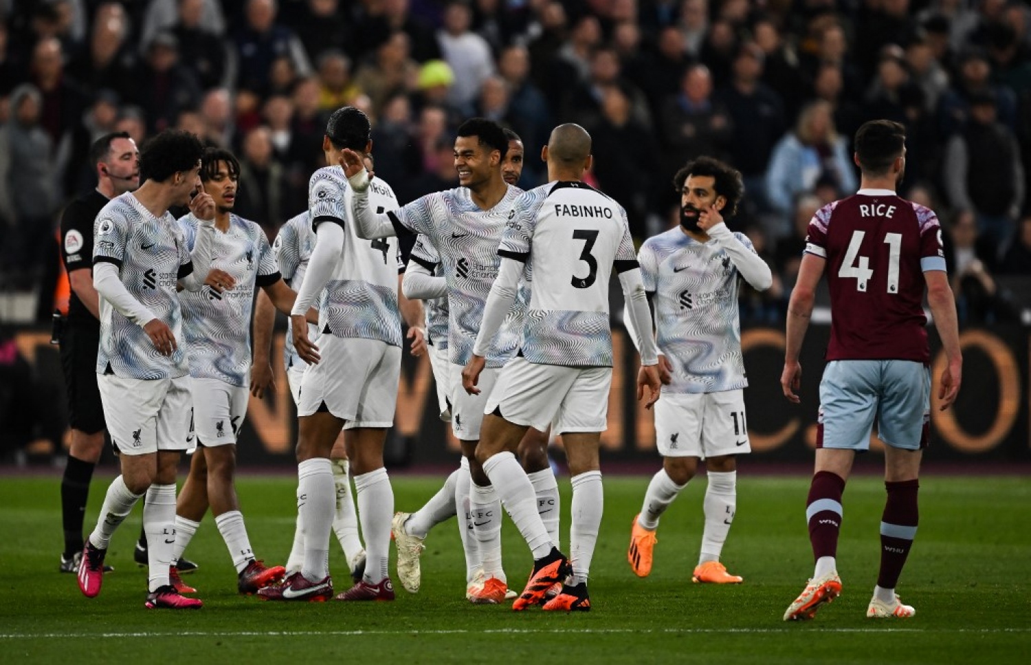 ލިވަޕޫލުން ނަތީޖާ އެއްވަރު ކުރުމަށް ފަހު ޓީމު ކުޅުންތެރިން އުފާފާޅު ކުރަނީ.-- ފޮޓޯ: އޭއެފްޕީ