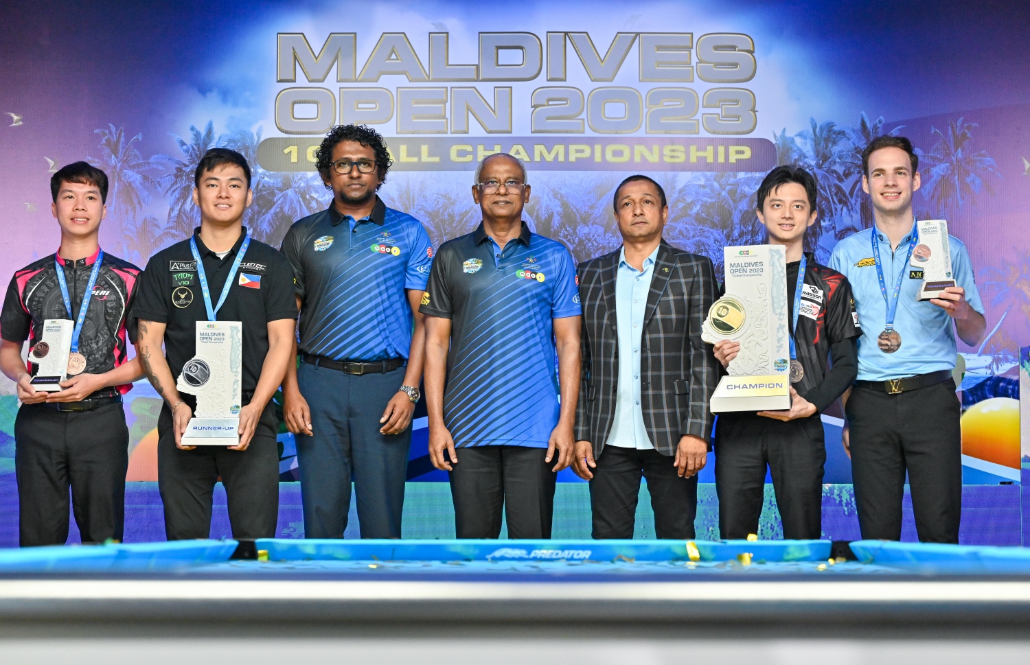 މުބާރާތުގެ ޗެމްޕިއަނާއި ރަނަރަޕް އަދި ސެމީ ފައިނަލިސްޓުން، ރާއްޖޭގެ ރައީސް ސޯލިހާއި ބިލިއާޑް އެސޯސިއޭޝަންގެ ރައީސް މުހައްމަދު ނާސިފް އަދި ދުނިޔޭގެ ބިލިއާޑް ފެޑެރޭޝަންގެ ރައީސް އިޝައުން ސިންގް އާއެކު.-- ފޮޓޯ: ފަޔާޒް މޫސާ/ މިހާރު