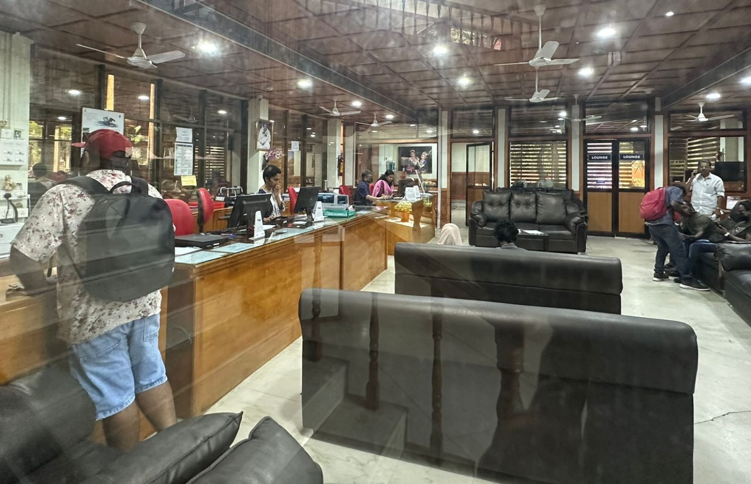 އަމްރިތާ ހޮސްޕިޓަލުގައި ބަޔަކު ހިދުމަތް ހޯދަނީ.-- ފޮޓޯ: މިހާރު