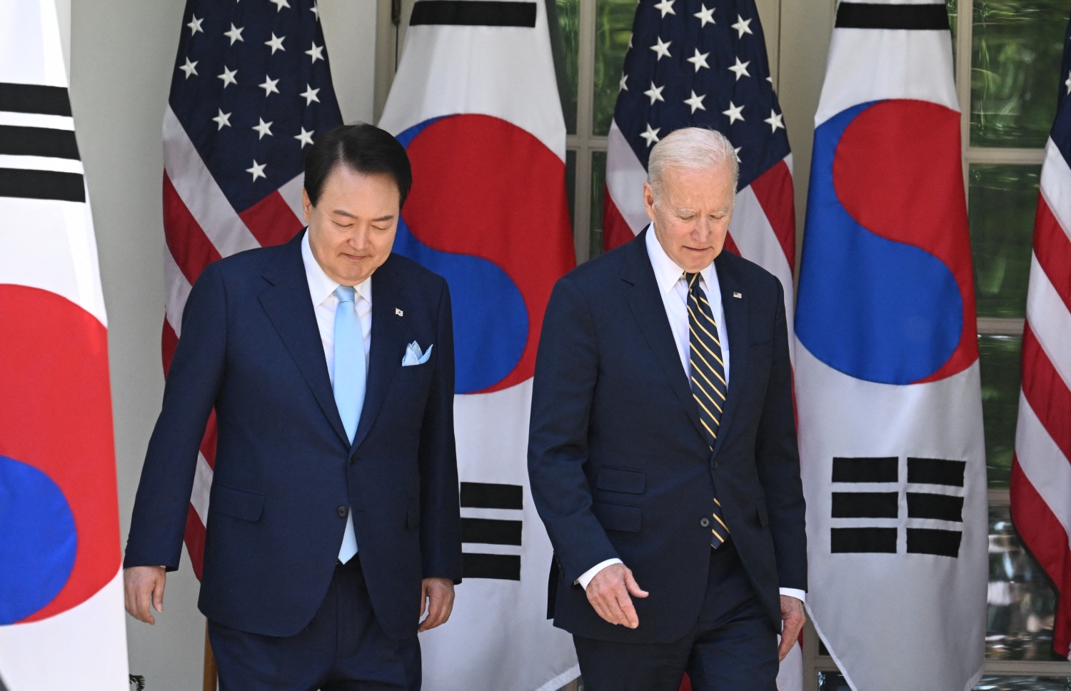 އެޕްރިލް 26، 2023؛ އެމެރިކާގެ ރިއާސީ ގަނޑުވަރު ވައިޓް ހައުސްގެ ރޯސް ގާޑްން ގައި ނޫސްވެރިންނާ ބައްދަލުކުރެއްވުމަށް، ދެކުނު ކޮރެއާގެ ރައީސް ޔޫން ސުކް-ޔެއޯލްއާ އެކުގައި، އެމެރިކާގެ ރައީސް ޖޯ ބައިޑެން (ކ) ވަޑައިގަންނަވަނީ. --އޭއެފްޕީ