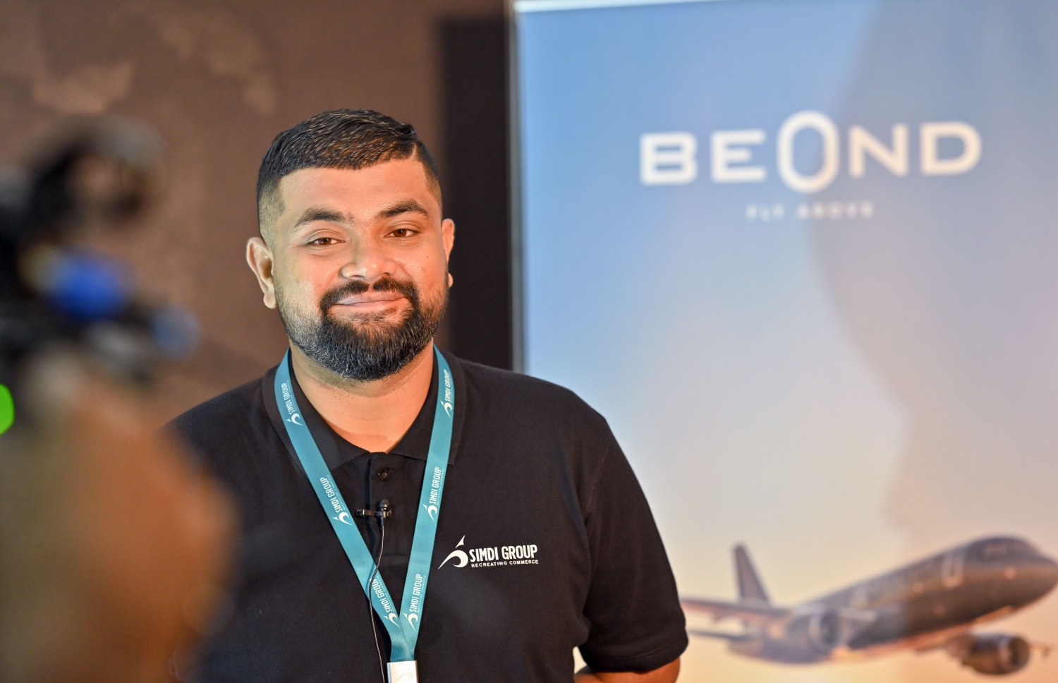 ސިމްޑީގެ މެނޭޖަރު، ޕަބްލިކް ރިލޭޝަންސް އެންޑް މާކެޓިން އިބްރާހިމް ހަމީޝް "ބިއޯންޑް"އާ ގުޅޭ މައުލޫމާތު ހިއްސާކުރައްވަނީ. -- ފޮޓޯ: ނިޝާން އަލީ | މިހާރު