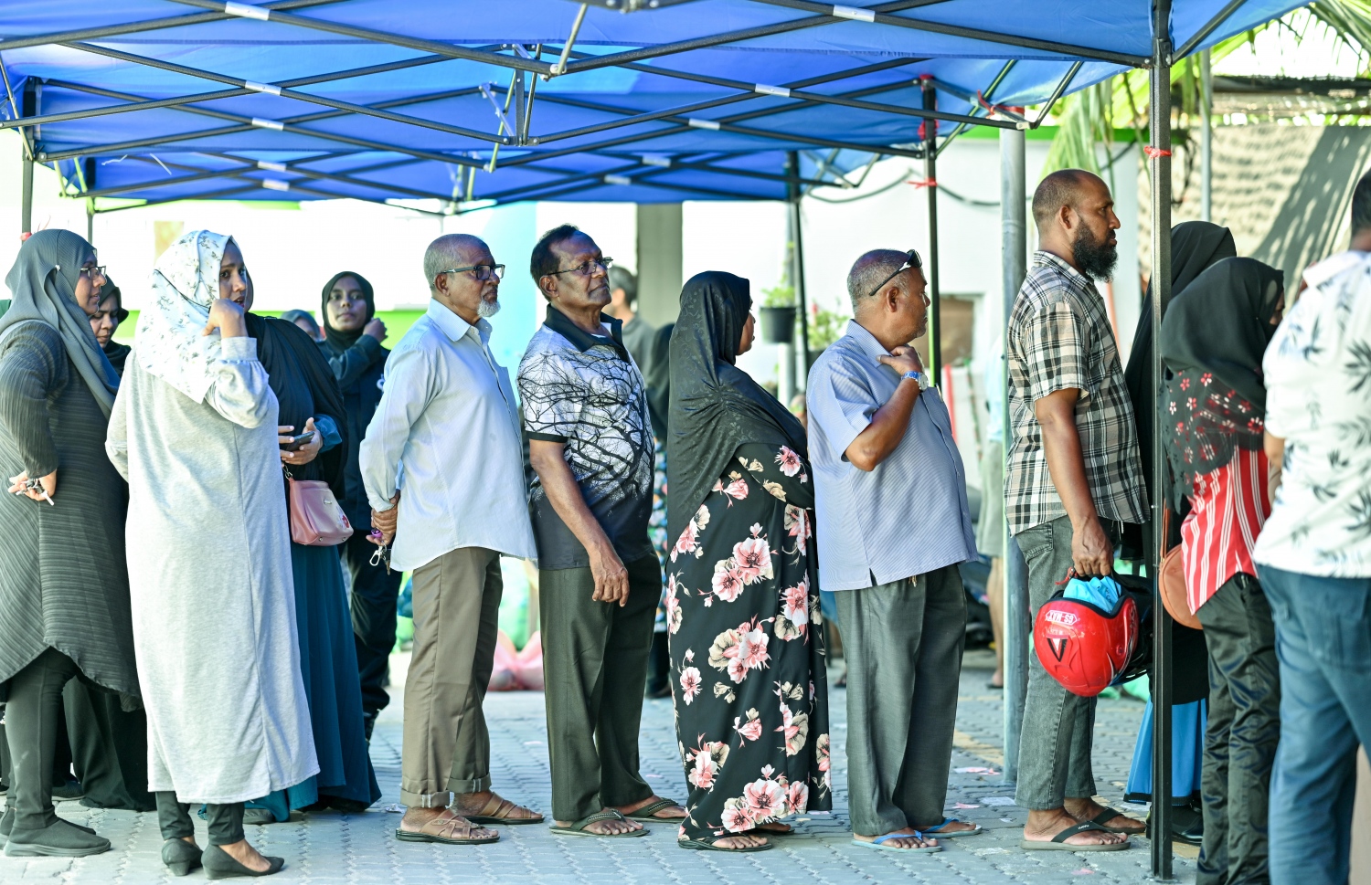 ދިވެހިންނަށް ބެހުމަށް ޗަމްޕާ ބްރަދާސްގެ ފަރާތުން ހަދިޔާކުރި ކަރަ އާއި ކާށި ހޯދުމަށް ސިޓީ ކައުންސިލުގެ އާންމު ހިދުމަތްތަކާ ބެހޭ އިމާރާތުގެ ތެރޭގައި ކިއު ހަދާފައި.--- ފޮޓޯ: ނިޝާން އަލީ / މިހާރު