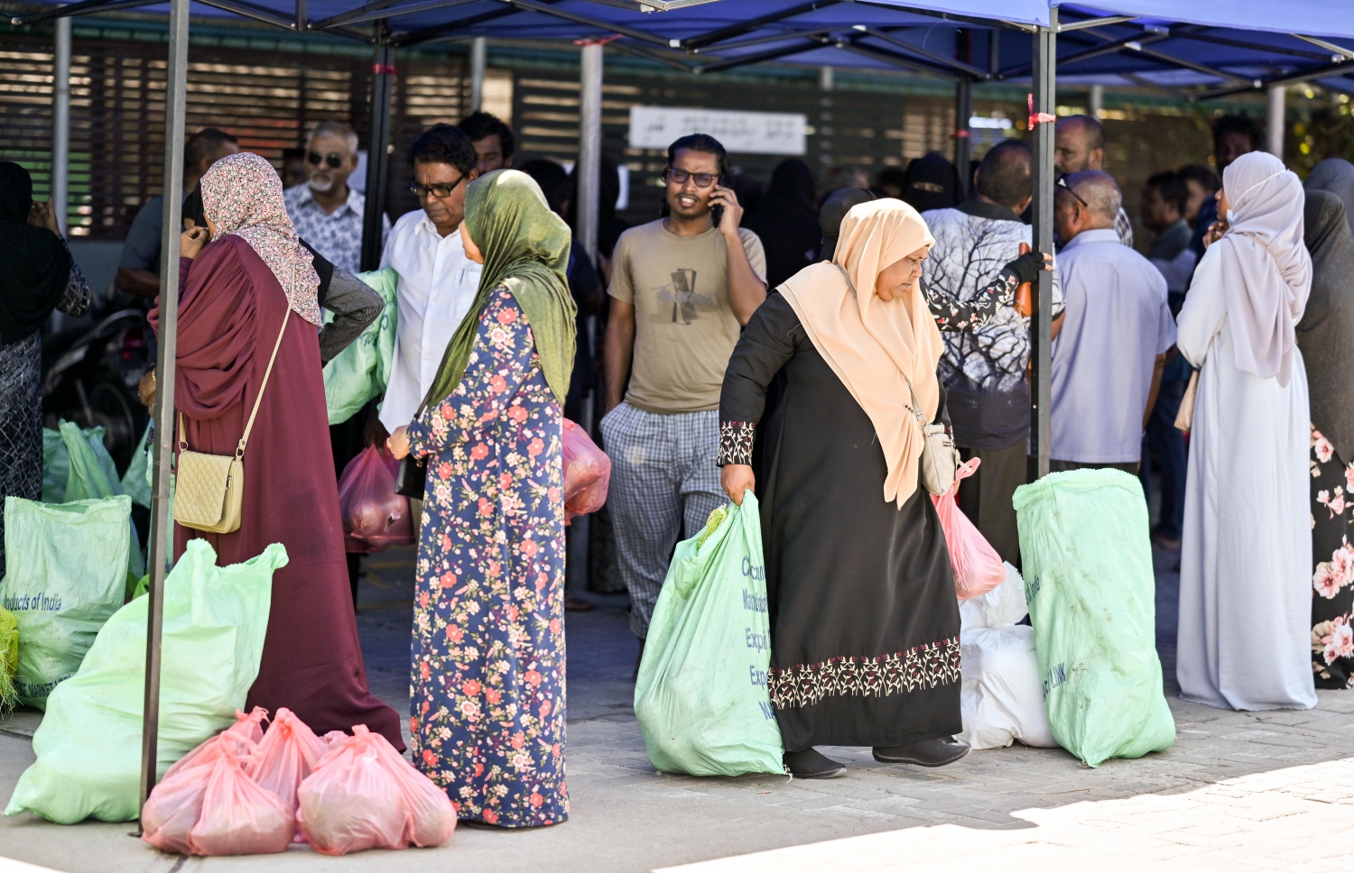 ދިވެހިންނަށް ބެހުމަށް ޗަމްޕާ ބްރަދާސްގެ ފަރާތުން ހަދިޔާ ކުރި ކަރަ އާއި ކާށި ސިޓީ ކައުންސިލްގެ އާންމު ހިދުމަތްތަކާ ބެހޭ އިމާރާތުގައި ބަހަނީ.-- ފޮޓޯ: ނިޝާން އަލީ / މިހާރު