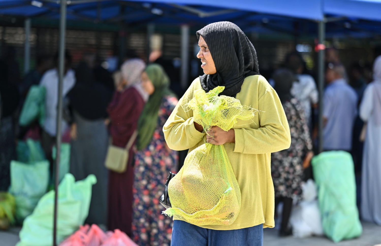 ދިވެހިންނަށް ބެހުމަށް ޗަމްޕާ ބްރަދާސްގެ ފަރާތުން ހަދިޔާކުރި ކަރާ ލިބުނު މީހަކު، ސިޓީ ކައުންސިލްގެ އާންމު ހިދުމަތްތަކާ ބެހޭ އިމާރާތުން ނިކުންނަނީ.--- ފޮޓޯ: ނިޝާން އަލީ / މިހާރު