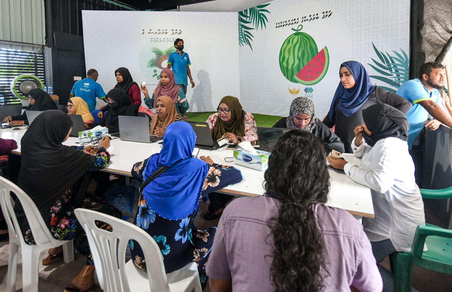 ދިވެހިންނަށް ބެހުމަށް ޗަމްޕާ ބްރަދާސްގެ ފަރާތުން ހަދިޔާކުރި ކަރަ އާއި ކާށި ބެހުމަށް ސިޓީ ކައުންސިލްގެ އާންމު ހިދުމަތްތަކާ ބެހޭ އިމާރާތުގައި ކިއު ނަންބަރު ދޫކުރަނީ.--- ފޮޓޯ: ނިޝާން އަލީ / މިހާރު