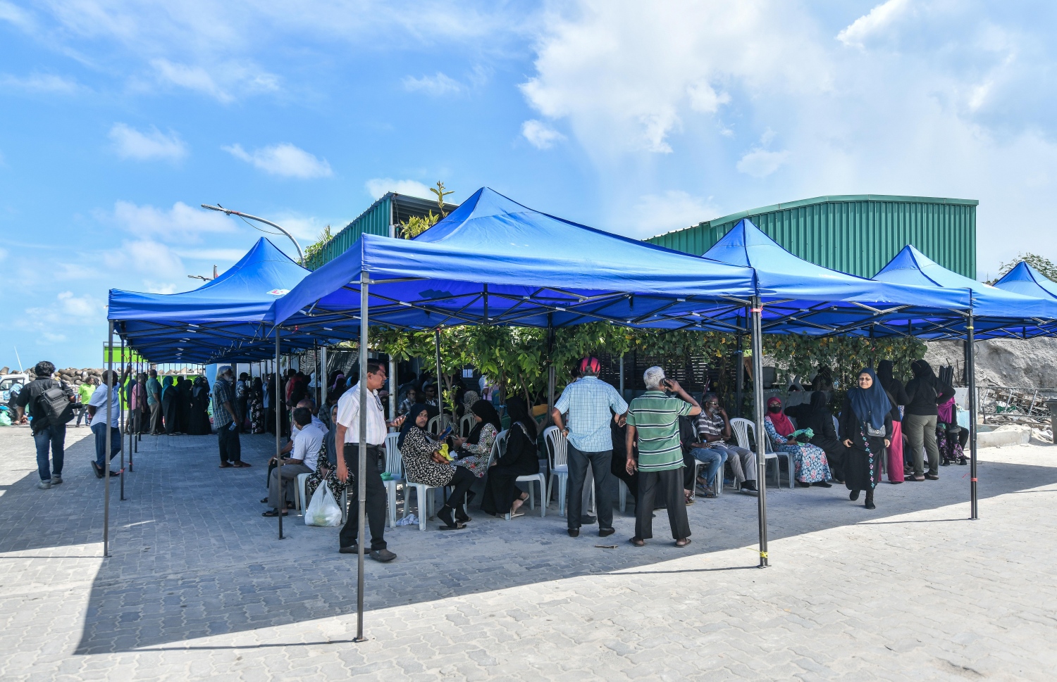 ދިވެހިންނަށް ބެހުމަށް ޗަމްޕާ ބްރަދާސްގެ ފަރާތުން ހަދިޔާކުރި ކަރަ އާއި ކާށި ހޯދުމަށް ސިޓީ ކައުންސިލްގެ އާންމު ހިދުމަތްތަކާ ބެހޭ އިމާރާތުގެ ތެރޭގައި ކިއު ހަދާފައި.--- ފޮޓޯ: ފަޔާޒް މޫސާ / މިހާރު