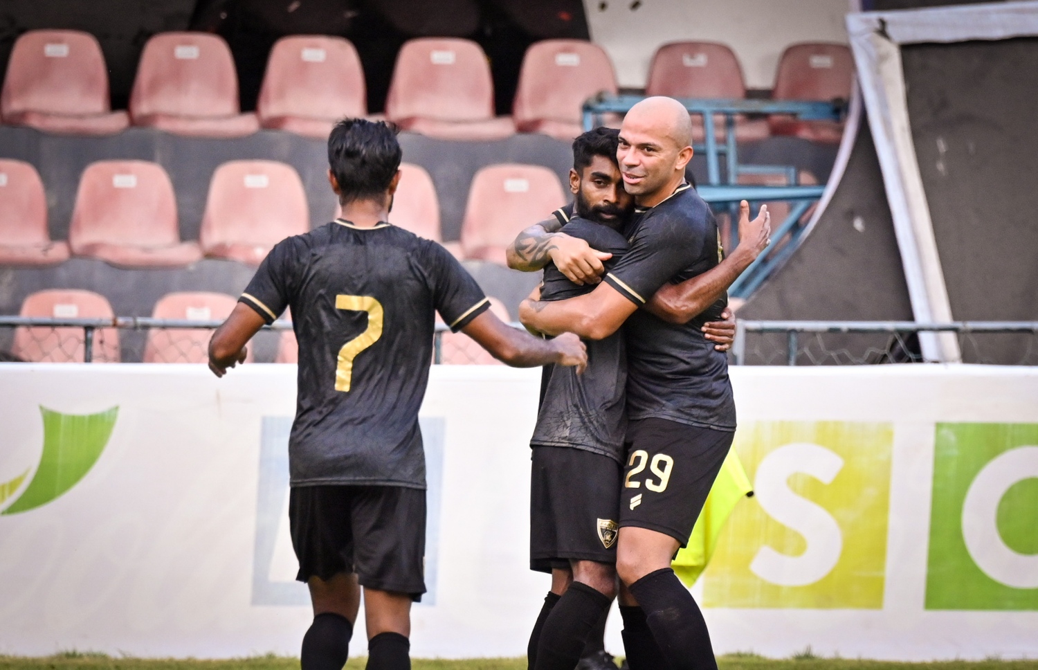 މި އަހަރުގެ ސެމީ ފައިނަލް މެޗުގައި ބުރު ސްޕޯޓްސް ކޮޅަށް ގޯލު ޖެހުމަށް ފަހު ރިޒޭ (މ)، އުފާފާޅު ކުރަނީ.-- ފޮޓޯ: ނިޝާން އަލީ/ މިހާރު