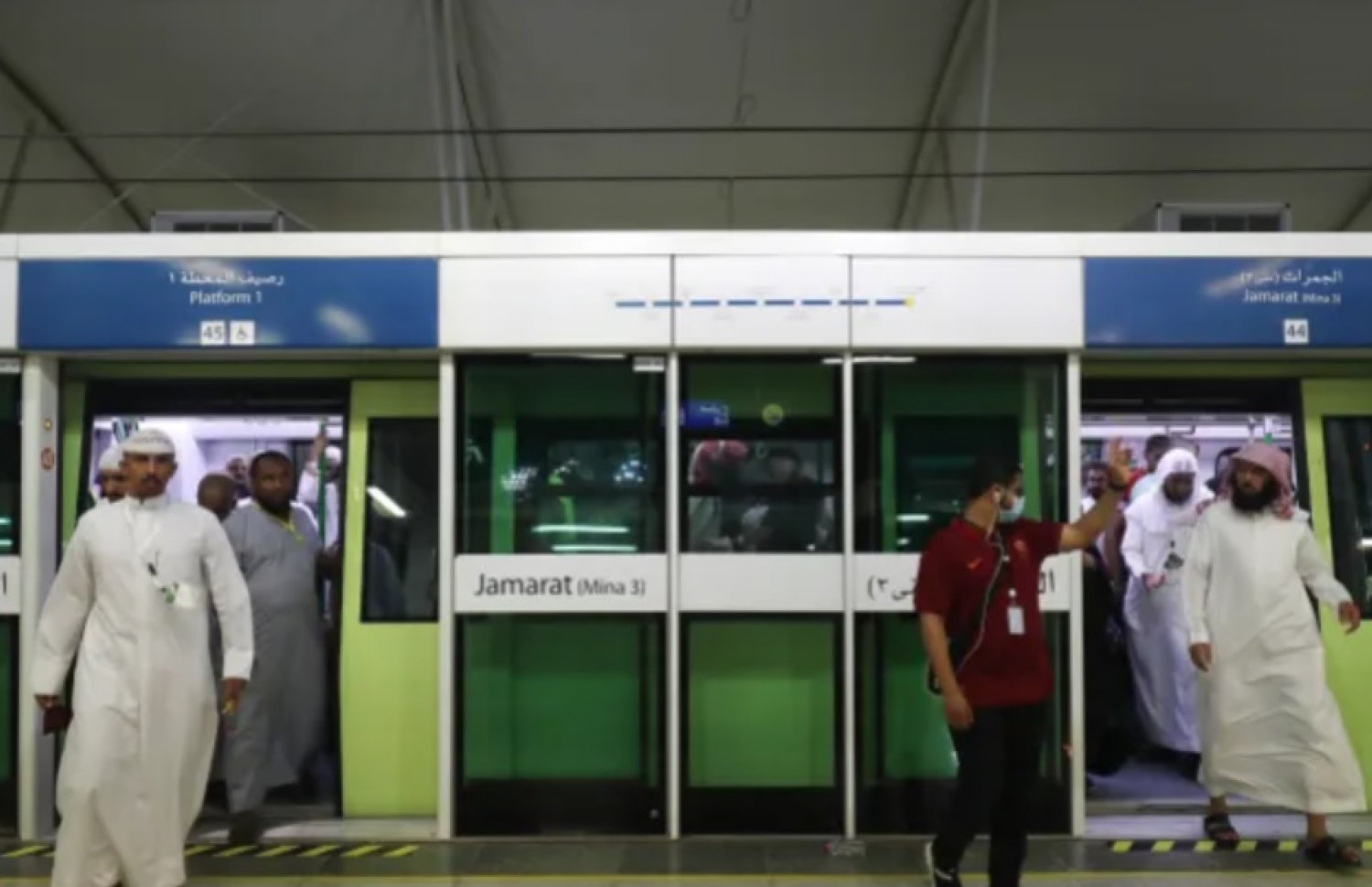 ޗައިނާއިން އެހީ ވެދީގެން ތަރައްގީކޮށްފައިވާ މައްކާގެ ރޭލް ނެޓްވޯކް  ބަޔަކު ބޭނުން ކުރަނީ