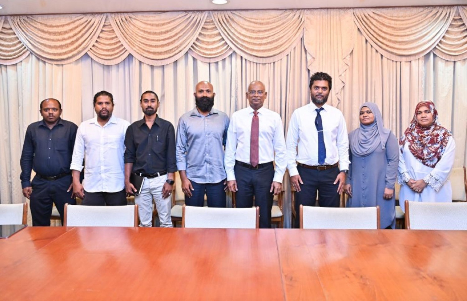 ރައީސް އިބްރާހިމް މުހައްމަދު ސޯލިހު "ހިޔާ ރައްޔިތުންގެ ގުޅުން" އާ މިދިޔަ މާޗު މަހު ބައްދަލުކުރެއްވުމަށް ފަހު، އެ ޖަމިއްޔާގެ އިސްބޭފުޅުންނާ އެކު ފޮޓޯފުޅެއް ނަންގަވަނީ.