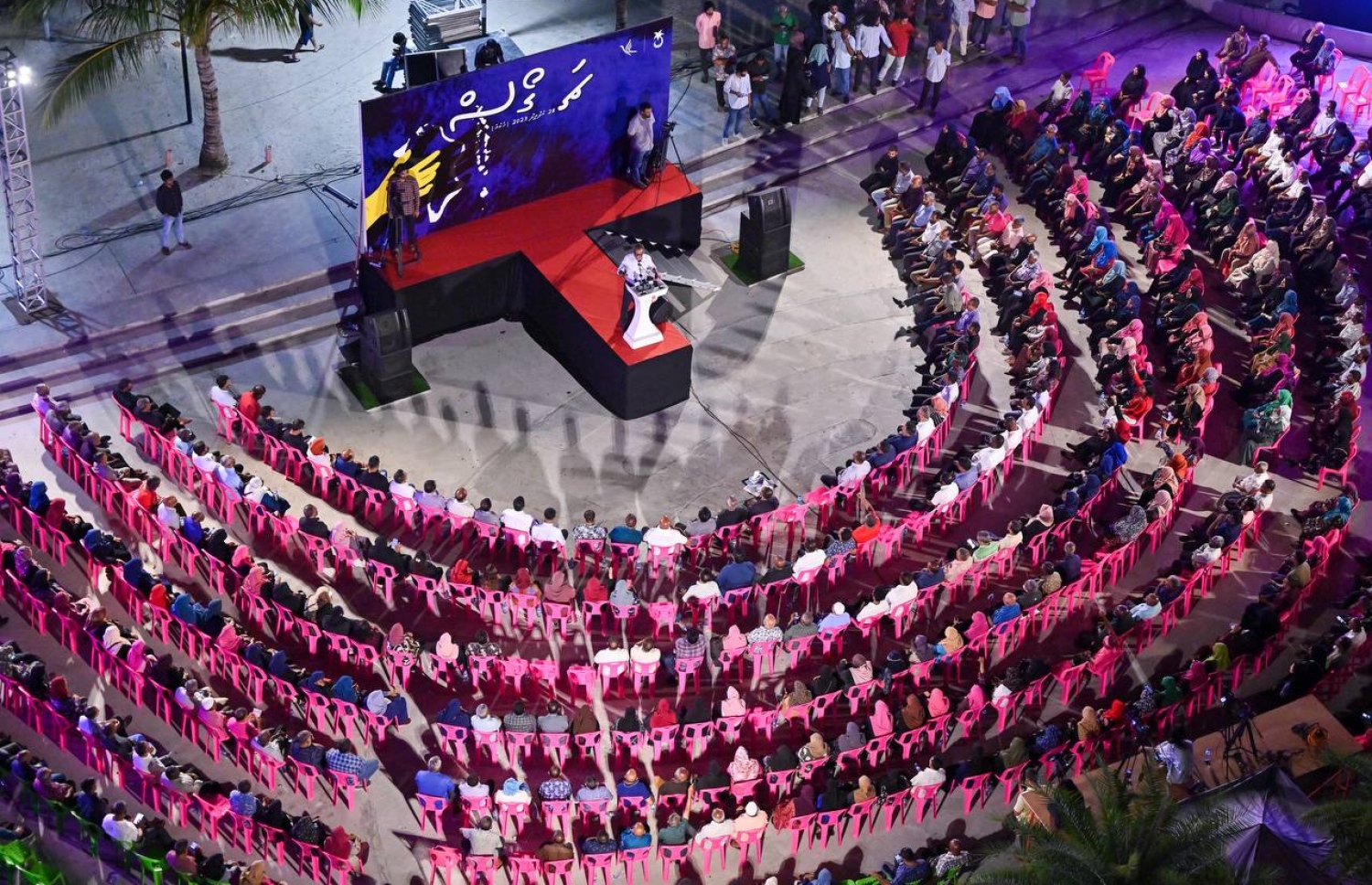 އިދިކޮޅުން އާޓިފިޝަލް ބީޗުގައި ބޭއްވި "ޗަގޯސް" ޖަލްސާ: މި ޖަލްސާ ބޭއްވީ ޗާގޯސް މައްސަލާގައި ދިވެހި ސަރުކާރުން ގެންގުޅޭ ސިޔާސަތާ ދެކޮޅަށް އަޑުފުލުމަށް.-- ފޮޓޯ: ފަޔާޒް މޫސާ | މިހާރު