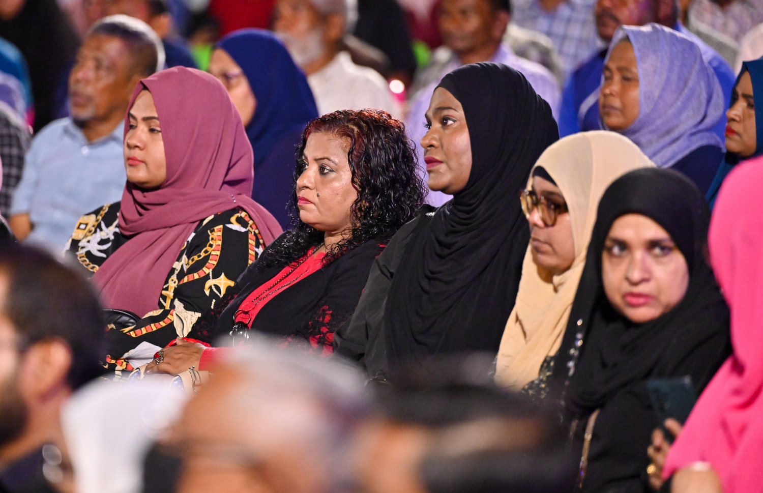 "ޗަގޯސް" ގެ ނަމުގައި އިދިކޮޅުން އާޓިފިޝަލް ބީޗުގައި ބޭއްވި ޖަލްސާ އަށް ދިޔަ ބައެއް މީހުން.--- ފޮޓޯ: ފަޔާޒު މޫސާ | މިހާރު