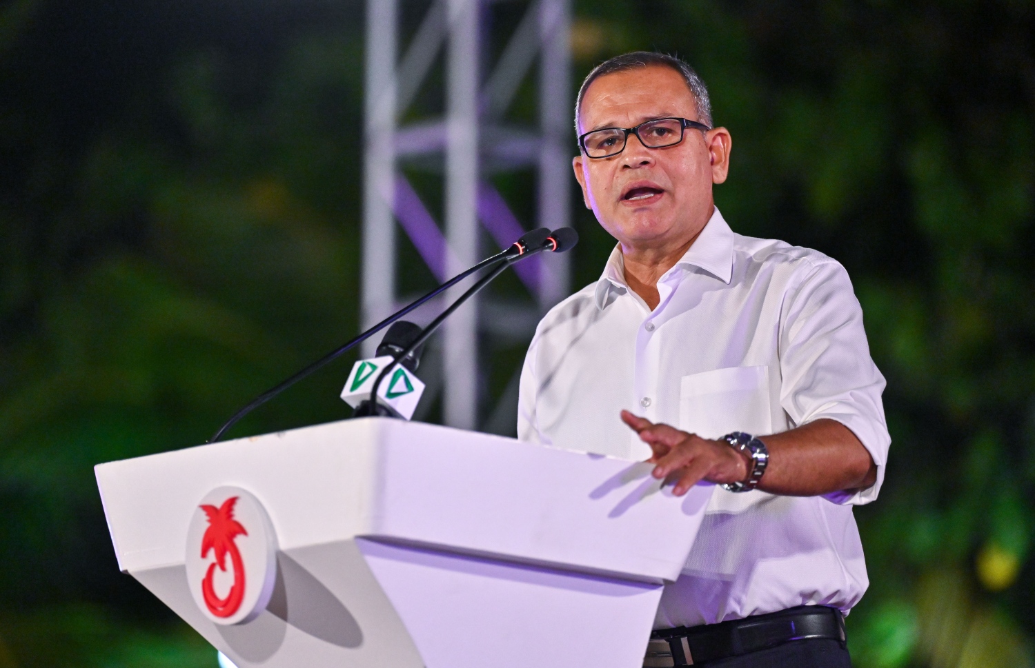 އާޓިފިޝަލް ބީޗުގައި "ޗަގޯސް" ނަމުގައި އިދިކޮޅުން ބޭއްވި ޖަލްސާގައި މަޑުއްވަރީ ދާއިރާގެ މެމްބަރު އަދި ޕީއެންސީގެ ނައިބު ރައީސް އާދަމް ޝަރީފް ވާހަކަ ދައްކަވަނީ.--- ފޮޓޯ: ފަޔާޒު މޫސާ | މިހާރު