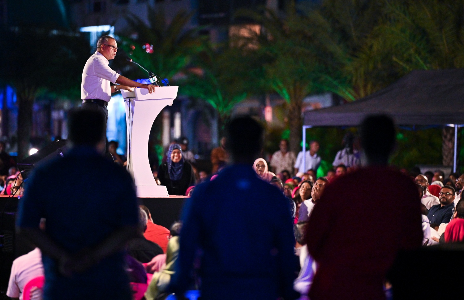 އާޓިފިޝަލް ބީޗުގައި "ޗަގޯސް" ނަމުގައި އިދިކޮޅުން ބޭއްވި ޖަލްސާގައި މަޑުއްވަރީ ދާއިރާގެ މެމްބަރު އަދި ޕީއެންސީގެ ނައިބު ރައީސް އާދަމް ޝަރީފް ވާހަކަ ދައްކަވަނީ.--- ފޮޓޯ: ފަޔާޒު މޫސާ | މިހާރު