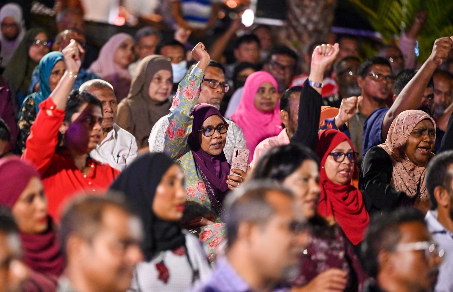 އިދިކޮޅުން ބޭއްވި "ޗަގޯސް" ޖަލްސާގައި ބައިވެރިވި ބައެއް މީހުން އަޑުއުފުލަނީ.--- ފޮޓޯ: ފަޔާޒު މޫސާ | މިހާރު