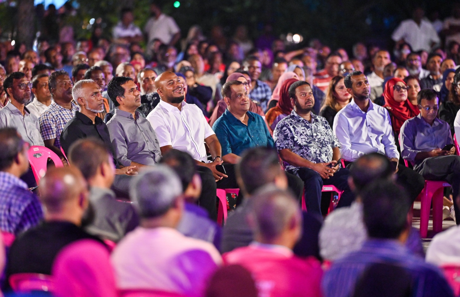 "ޗަގޯސް"ގެ ނަމުގައި އާޓިފިޝަލް ބީޗުގައި ބޭއްވި ޖަލްސާގައި އިދިކޮޅު ޕީޕީއެމް / ޕީއެންސީގެ އިސްބޭފުޅުން ބައިވެރިވެވަޑައިގަންނަވަނީ.--- ފޮޓޯ: ފަޔާޒު މޫސާ | މިހާރު