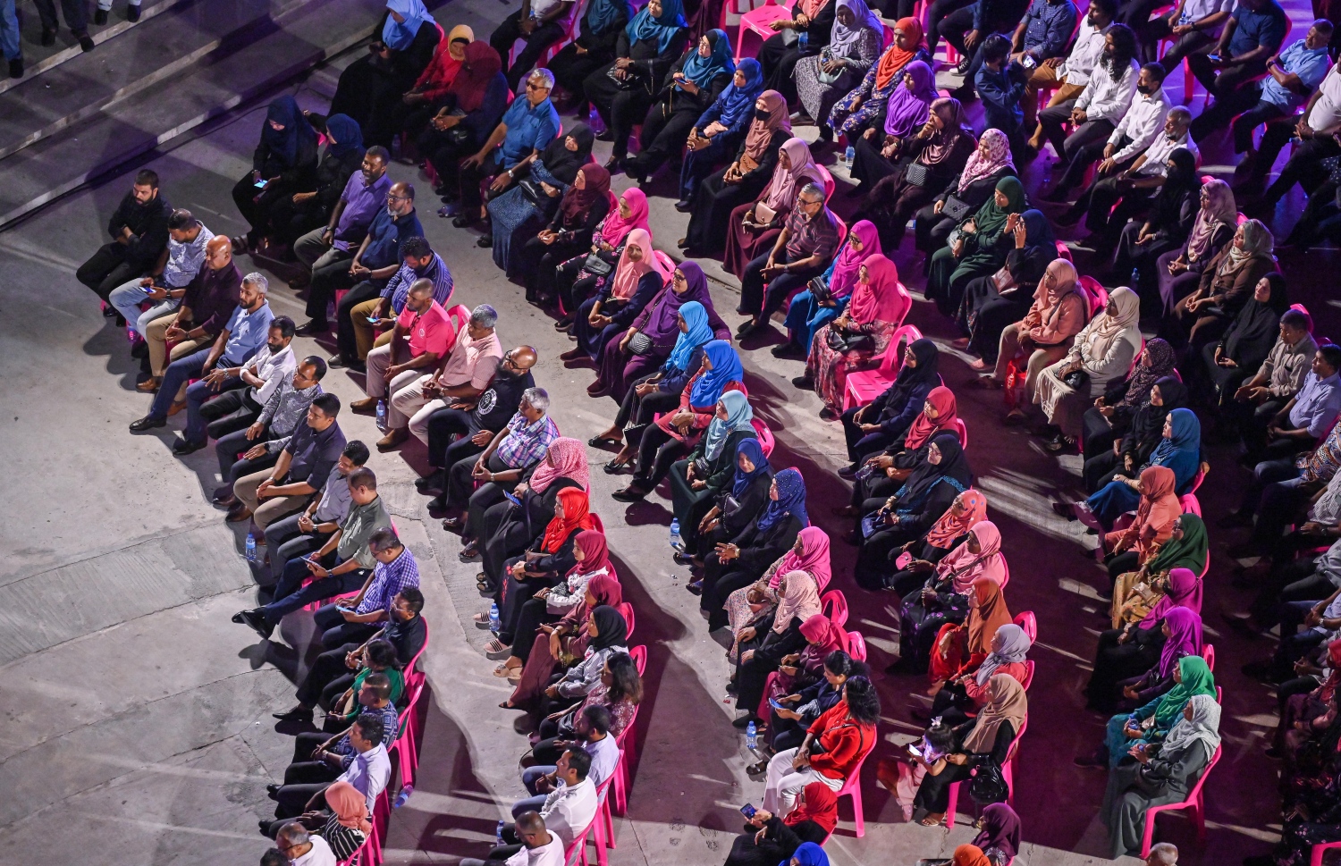 "ޗަގޯސް" ގެ ނަމުގައި އިދިކޮޅުން އާޓިފިޝަލް ބީޗުގައި ބޭއްވި ޖަލްސާ އަށް ދިޔަ ބައެއް މީހުން.--- ފޮޓޯ: ފަޔާޒު މޫސާ | މިހާރު