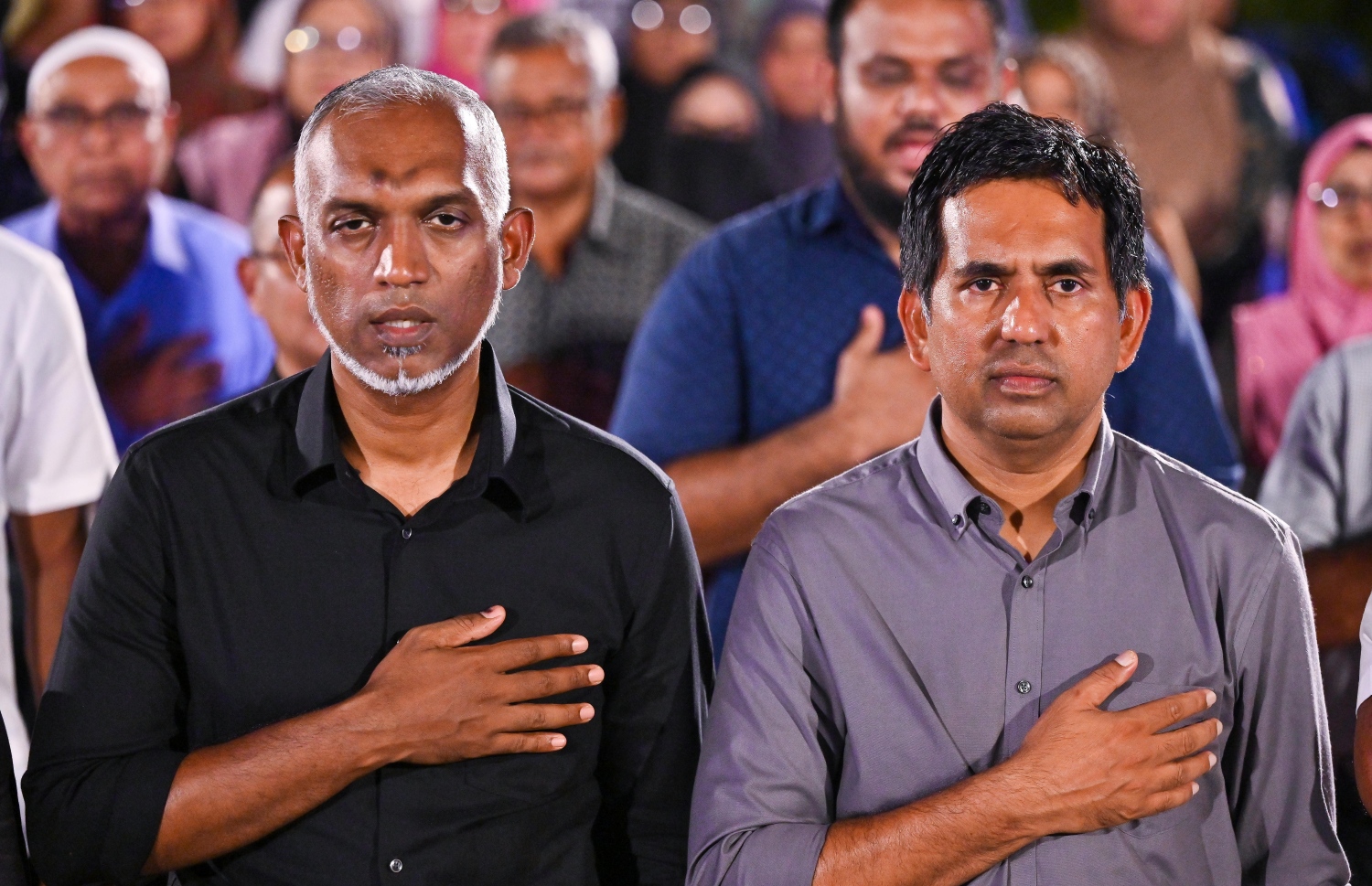 އިދިކޮޅުން "ޗަގޯސް" ގެ ނަމުގައި ބޭއްވި ޖަލްސާ ނިންމާލުމުގެ ގޮތުން މާލޭގެ މޭޔަރު ޑރ. މުހައްމަދު މުއިއްޒާއި މާވަށު ދާއިރާގެ މެންބަރު މުހައްމަދު ސައީދު ގައުމީ ސަލާމަށް ކޮޅަށް ތެދުވެވަޑައިގެން.--- ފޮޓޯ: ފަޔާޒު މޫސާ | މިހާރު