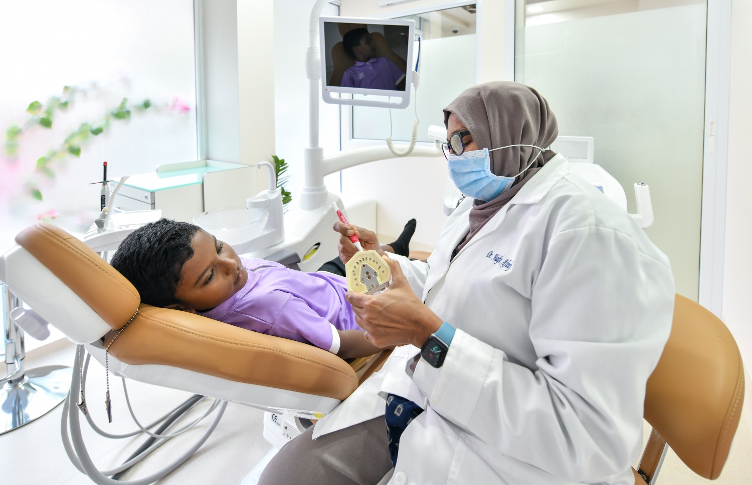 ޑރ. ނާއިފާ އޭނާގެ ކްލިނިކްގައި ހިދުމަތް ދެއްވަނީ. -- ފޮޓޯ: ފަޔާޒް މޫސާ | މިހާރު