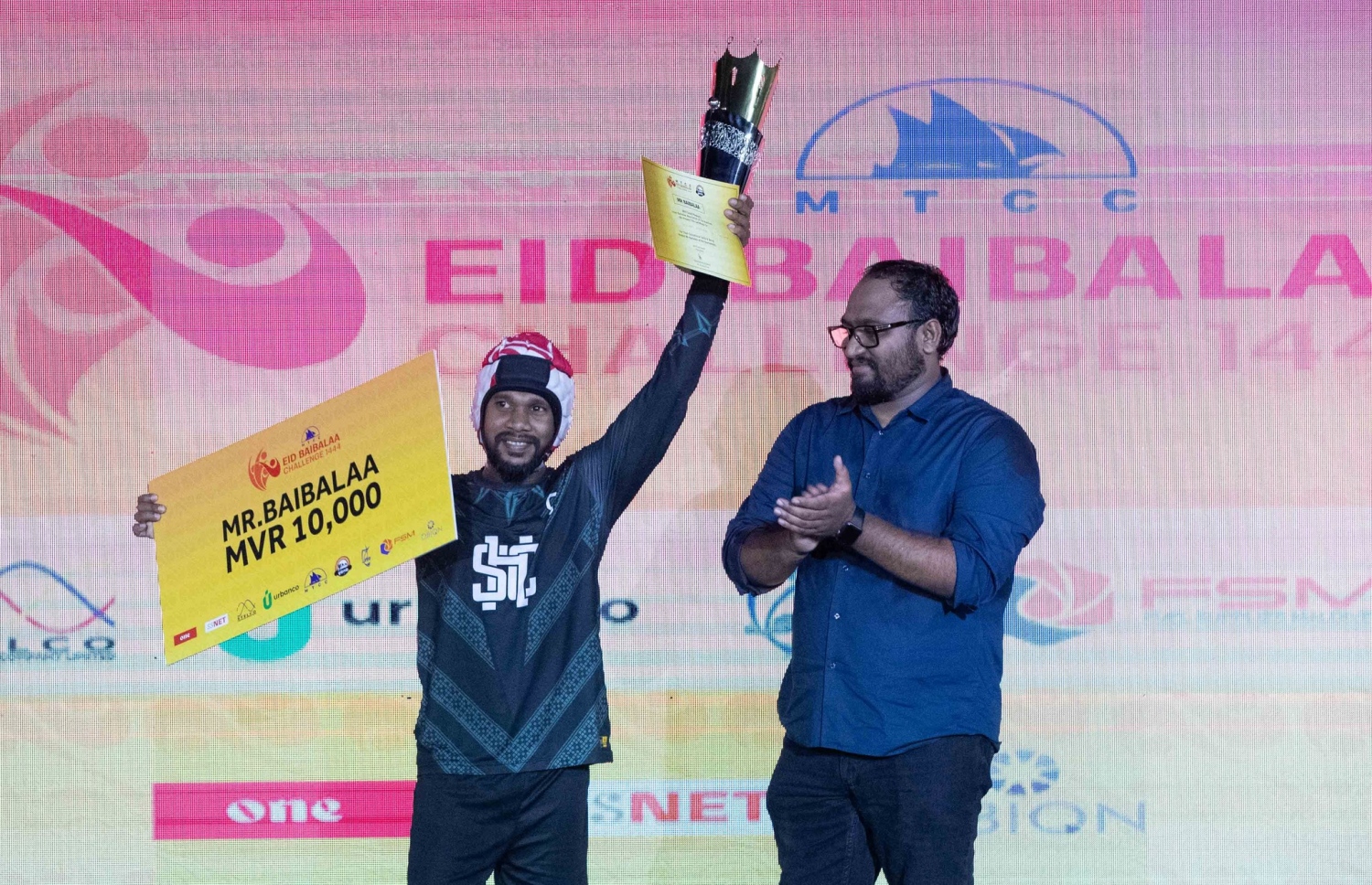 ޝިރުހާން، މިސްޓަ ބައިބަލާ ޓްރޮފީ އުފުލާލަނީ.-- ފޮޓޯ: އިމޭޖަސް އެމްވީ/ ބައިބަލާ އެސޯސިއޭޝަން