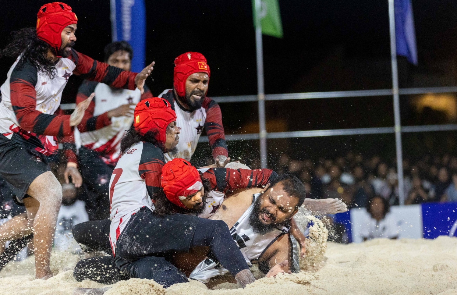 ފައިނަލް މެޗުގެ ފުރަތަމަ ގޭމުގެ ތެރެއިން، ޓީނޭޖުން ހުޅުމާލޭ ކުޅުންތެރިއަކު އެތެރޭން ހިފަހައްޓާފައި.-- ފޮޓޯ: އިމޭޖަސް އެމްވީ/ ބައިބަލާ އެސޯސިއޭޝަން