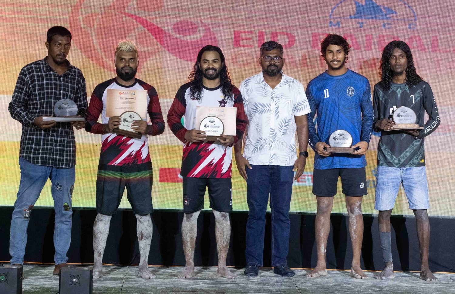 ގަދަ ފަސް ކުޅލުންތެރިން، ނިހާން (ކ)، ހަންޓޭ (ކ-2)، އަސްލަމް (ކ-4)، އަންމަޑޭ (ވ-2) އަދި ނަޒީހު (ވ)، އެވޯޑް ހަވާލު ކޮށްދެއްވި އާބަންކޯގެ އެމްޑީ އާއެކު.-- ފޮޓޯ: އިމޭޖަސް އެމްވީ/ ބައިބަލާ އެސޯސިއޭޝަން