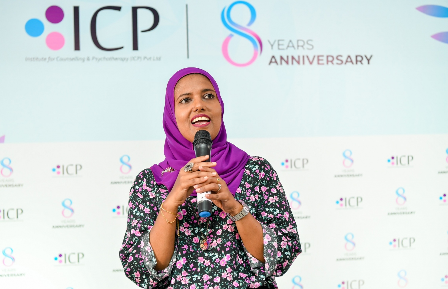 އައިސީޕީގެ މެނޭޖިން ޑިރެކްޓަރު ކުރީގެ ޖެންޑާ މިނިސްޓަރު ޝިދާތާ ޝަރީފް ވާހަކަ ދައްކަވަނީ. -- ފޮޓޯ: ނިޝާން އަލީ | މިހާރު