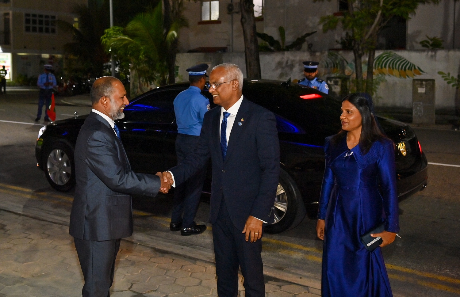 ފުލުހުންގެ 90ވަނަ އަހަރީ ޖަލްސާއަށް ރައީސް އިބްރާޙިމް މުހައްމަދު ސޯލިހްއާ އެމަނިކުފާނުގެ އަނބިކަބަލުން ފަޒްނާ އަހުމަދު ވަޑައިގަތުމުން ހޯމް މިނިސްޓަރު އިމްރާން އަބްދުﷲ ސަލާންކުރައްވަނީ -- ފޮޓޯ: ރައީސް އޮފީސް