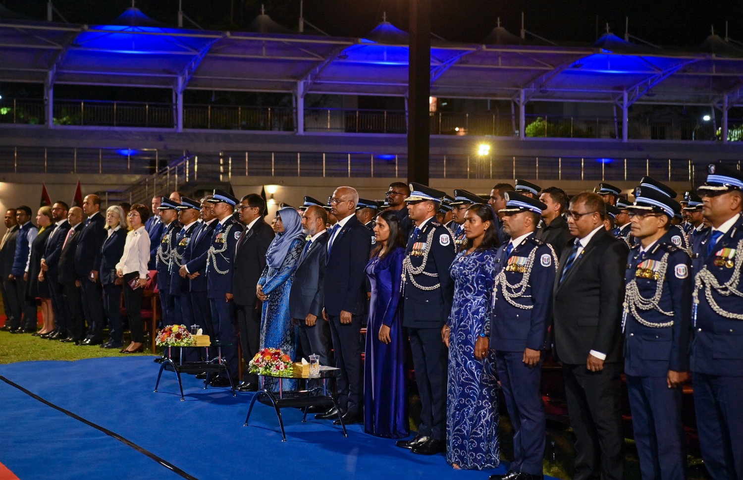 ފުލުހުންގެ ހިދުމަތަށް 90 އަހަރު ފުރުމުގެ މުނާސަބަތާ ގުޅިގެން ހުޅުމާލޭ ސިންތެޓިކް ޓްރެކްގައި ބޭއްވި ރަސްމީ ޖަލްސާގައި ރައީސް އިބްރާޙިމް މުހައްމަދު ސޯލިހް އާއި ފުލުހުންގެ އިސްވެރިން ބައިވެރިވެ ވަޑައިގަންނަވަނީ -- ފޮޓޯ: ރައީސް އޮފީސް