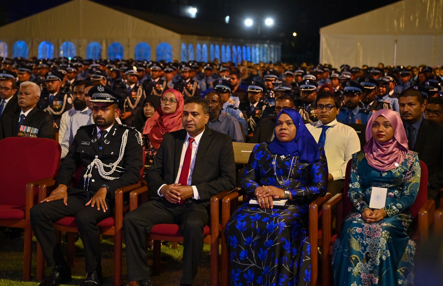 ފުލުހުންގެ ހިދުމަތަށް 90 އަހަރު ފުރުމުގެ މުނާސަބަތާ ގުޅިގެން ހުޅުމާލޭ ސިންތެޓިކް ޓްރެކްގައި ބޭއްވި ރަސްމީ ޖަލްސާގައި ދައުވަތުދެވިގެން ވަޑައިގެންނެވި ބޭފުޅުން ބައިވެރިވެ ވަޑައިގަންނަވަނީ -- ފޮޓޯ: ރައީސް އޮފީސް