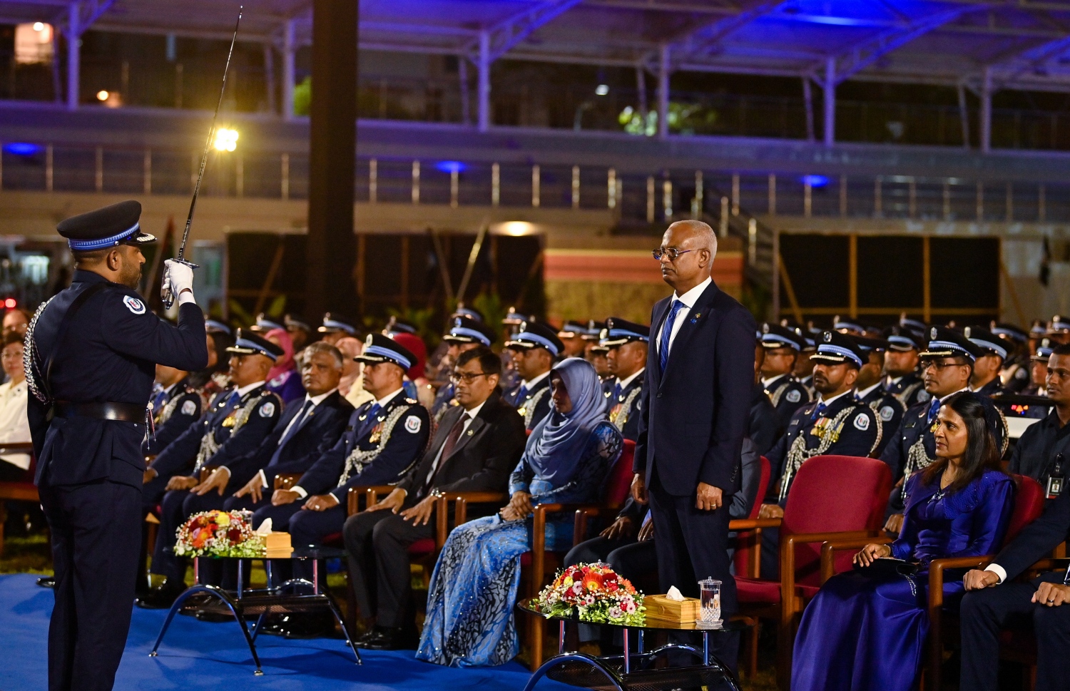 ފުލުހުންގެ ހިދުމަތަށް 90 އަހަރު ފުރުމުގެ މުނާސަބަތުގައި ބޭއްވި ޖަލްސާ ފެށުމުގެ އިޒުނައަށް ރައީސް އިބްރާހިމް ސޯލިހް އަރިހުން ފުލުހުން އެދެނީ -- ފޮޓޯ: ރައީސް އޮފީސް