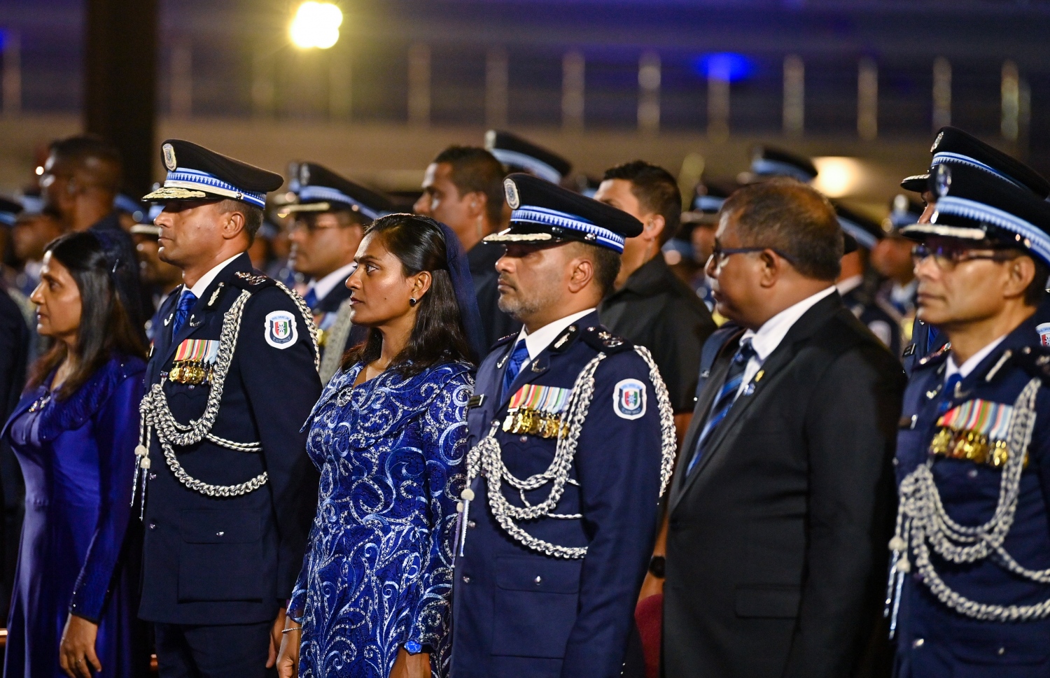 ސަރުކާރުގެ ބައެއް މިނިސްޓަރުންނާއި ފުލުހުންގެ އިސް އޮފިޝަރުން ރޭ ބޭއްވި ފުލުހުންގެ 90އަހަރު ފުރުން ފާހަގަކުރުމުގެ ޖަލްސާގައި ބައިވެރިވަނީ -- ފޮޓޯ: ރައީސް އޮފީސް