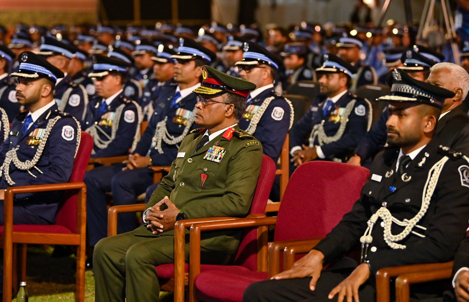 ފުލުހުންގެ ހިދުމަތަށް 90 އަހަރު ފުރުމުގެ މުނާސަބަތާ ގުޅިގެން ބޭއްވި ޖަލްސާގައި ސިފައިގެން އޮފިޝަރަކު ބައިވެރިވެ ވަޑައިގަންނަވަނީ -- ފޮޓޯ: ރައީސް އޮފީސް