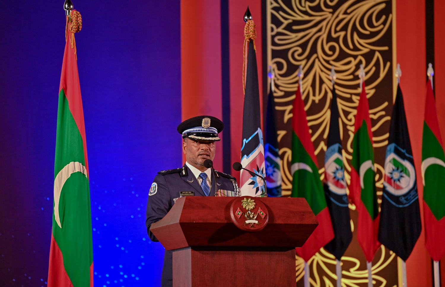 ފުލުހުންގެ ހިދުމަތަށް 90 އަހަރު ފުރުމުގެ މުނާސަބަތާ ގުޅިގެން ބޭއްވި ޖަލްސާގައި ޑެޕިއުޓީ ކޮމިޝަނާ އޮފް ޕޮލިސް އަބްދުލް މަންނާނު ޔޫސުފް ވާހަކަ ދައްކަވަނީ  -- ފޮޓޯ: ރައީސް އޮފީސް