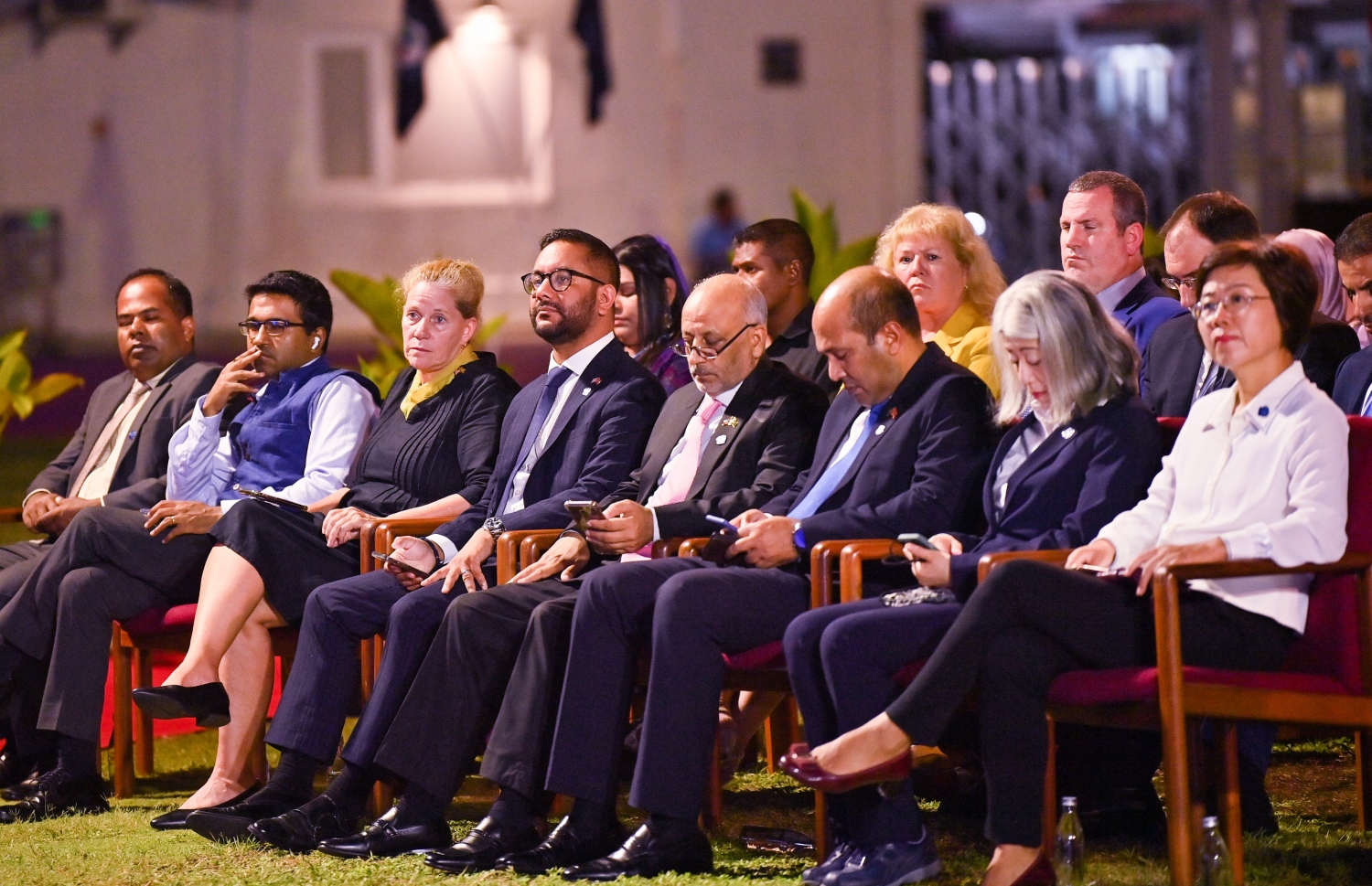 ބޭރުގައުމުތަކުން ރާއްޖެއަށް ކަނޑައަޅުއްވާފަ ހުންނަވާ ބައެއް ސަފީރުންނާއި މިނިސްޓްރީތަކުގެ ބައެއް އިސް ބޭފުޅުން ރޭ ބޭއްވި ފުލުހުންގެ 90ވަނަ އަހަރީ ދުވަހުގެ ޖަލްސާގައި ބައިވެރިވެ ވަޑައިގަންނަވަނީ -- ފޮޓޯ: ރައީސް އޮފީސް