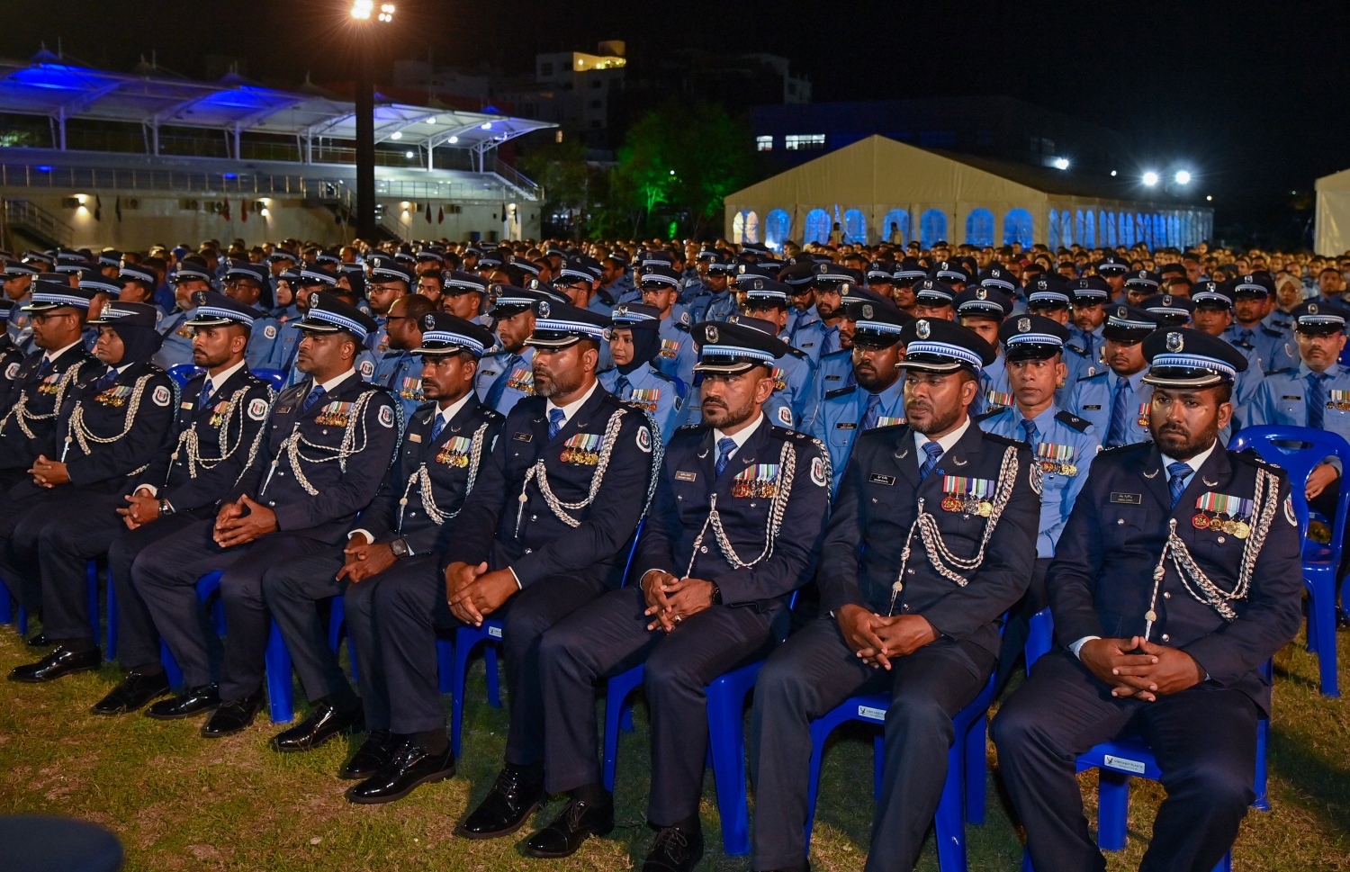 ފުލުހުންގެ ހިދުމަތަށް 90 އަހަރު ފުރުމުގެ މުނާސަބަތާ ގުޅިގެން ބޭއްވި ޖަލްސާގައި ފުލުހުންގެ އިސް އޮފިޝަރުންނާއި ފުލުހުން ބައިވެރިވަނީ -- ފޮޓޯ: ރައީސް އޮފީސް