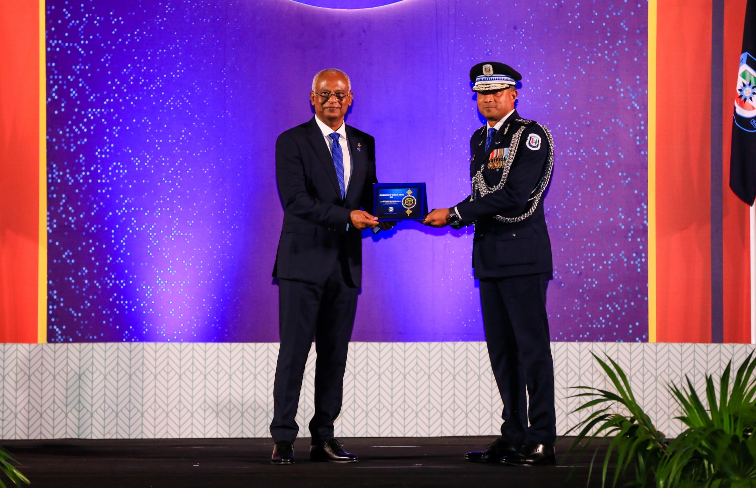 ފުލުހުންގެ ހިދުމަތަށް 90 އަހަރު ފުރުމުގެ މުނާސަބަތާ ގުޅިގެން ބޭއްވި ޖަލްސާގައި ރައީސް އިބްރާހިމް މުހައްމަދު ސޯލިހް ފުލުހުންގެ "ކޮމެމޮރޭޓިވް ކޮއިން" ރަސްމީކޮށް އިފްތިތާހު ކޮއްދެއްވަނީ -- ފޮޓޯ: ރައީސް އޮފީސް