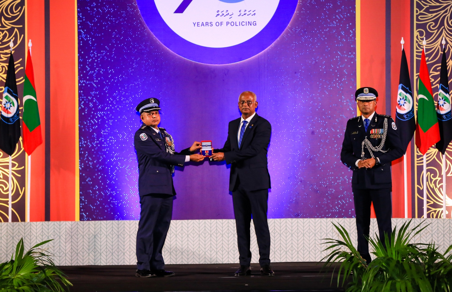 ކުލަ ލިބުނު ފުލުސް އޮފިޝަރަކަށް ރައީސް އިބްރާހިމް މުހައްމަދު ސޯލިހް ކުލަ ހަވާލުކޮއްދެއްވަނީ -- ފޮޓޯ: ރައީސް އޮފީސް