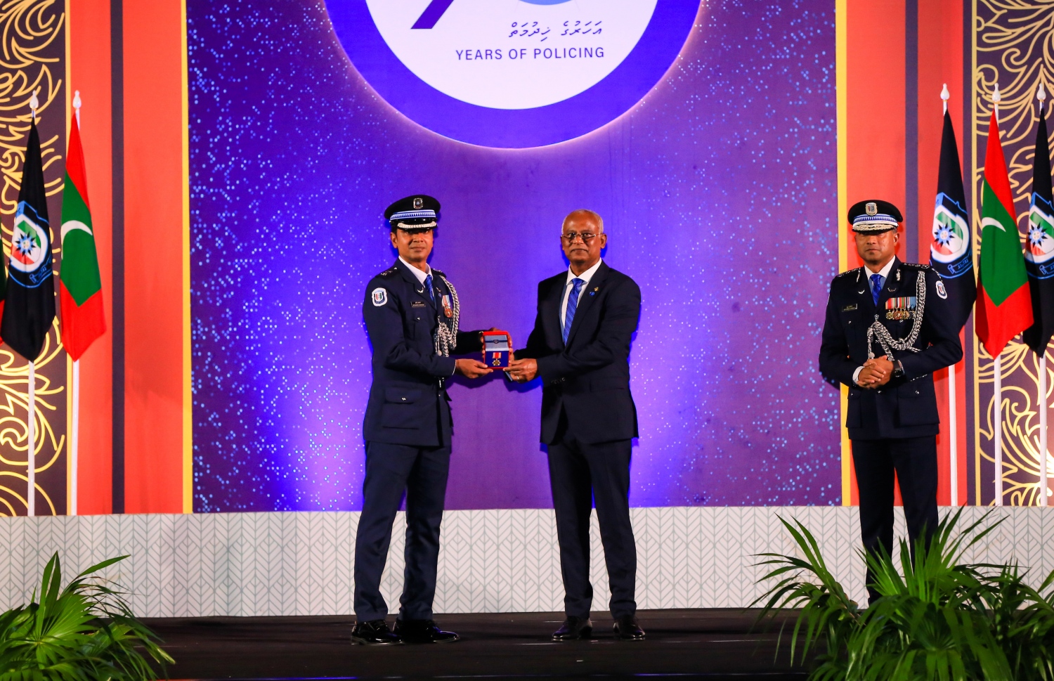 ކުލަ ލިބުނު ފުލުސް އޮފިޝަރަކަށް ރައީސް އިބްރާހިމް މުހައްމަދު ސޯލިހް ކުލަ ހަވާލުކޮއްދެއްވަނީ -- ފޮޓޯ: ރައީސް އޮފީސް