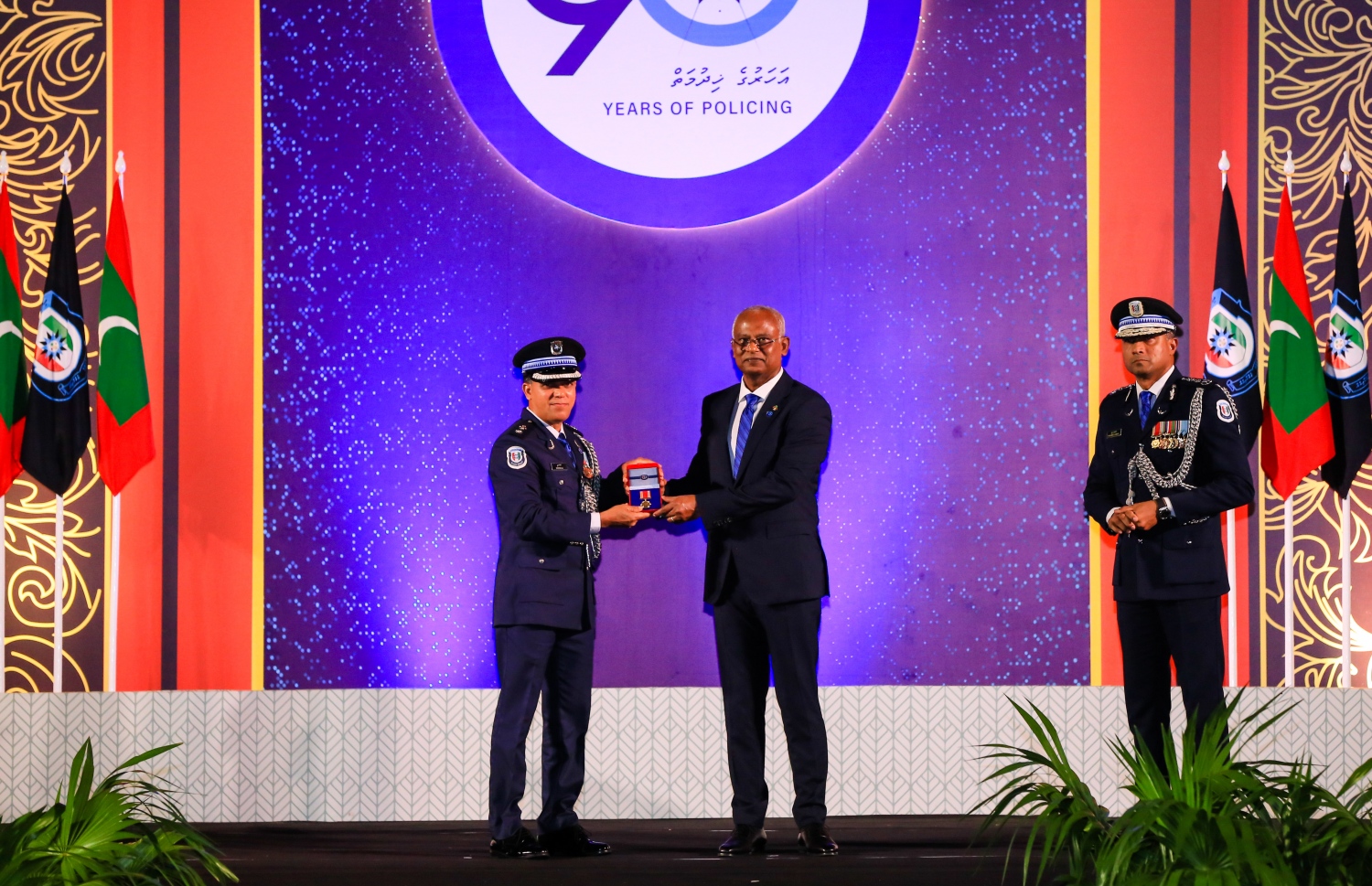 ކުލަ ލިބުނު ފުލުސް އޮފިޝަރަކަށް ރައީސް އިބްރާހިމް މުހައްމަދު ސޯލިހް ކުލަ ހަވާލުކޮއްދެއްވަނީ -- ފޮޓޯ: ރައީސް އޮފީސް