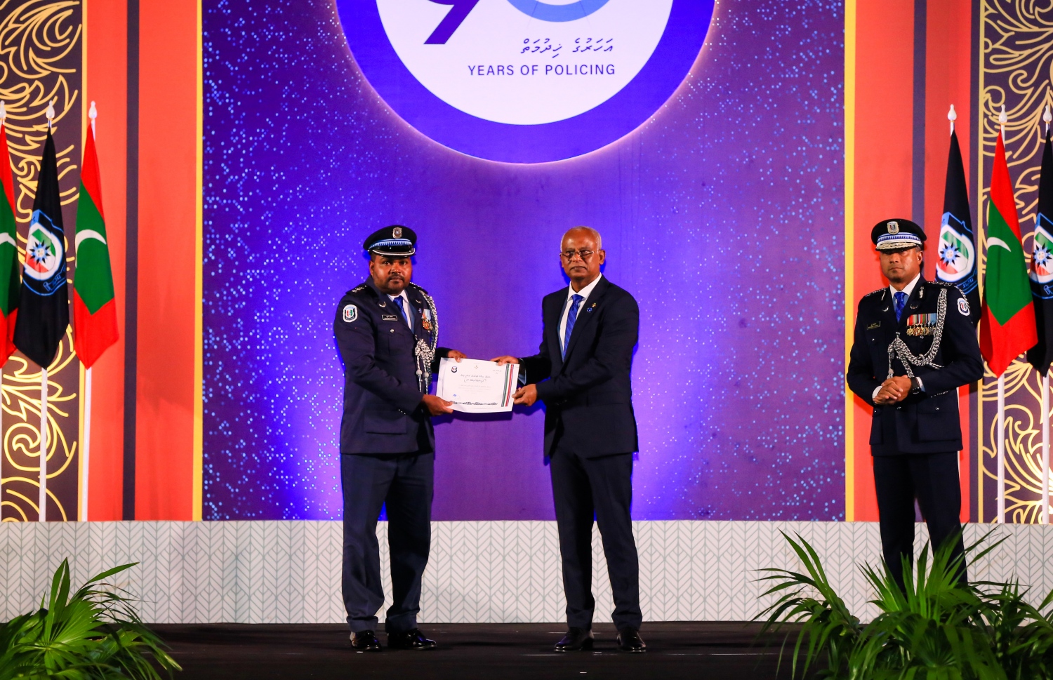 ކުލަ ލިބުނު ފުލުސް އޮފިޝަރަކަށް ރައީސް އިބްރާހިމް މުހައްމަދު ސޯލިހް ކުލަ ލިބުނު ކަމުގެ ލިޔުން ހަވާލުކޮއްދެއްވަނީ -- ފޮޓޯ: ރައީސް އޮފީސް