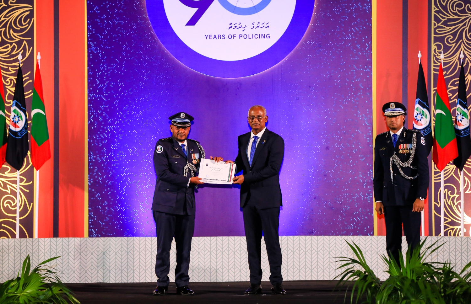 ކުލަ ލިބުނު ފުލުސް އޮފިޝަރަކަށް ރައީސް އިބްރާހިމް މުހައްމަދު ސޯލިހް ކުލަ ލިބުނު ކަމުގެ ލިޔުން ހަވާލުކޮއްދެއްވަނީ -- ފޮޓޯ: ރައީސް އޮފީސް