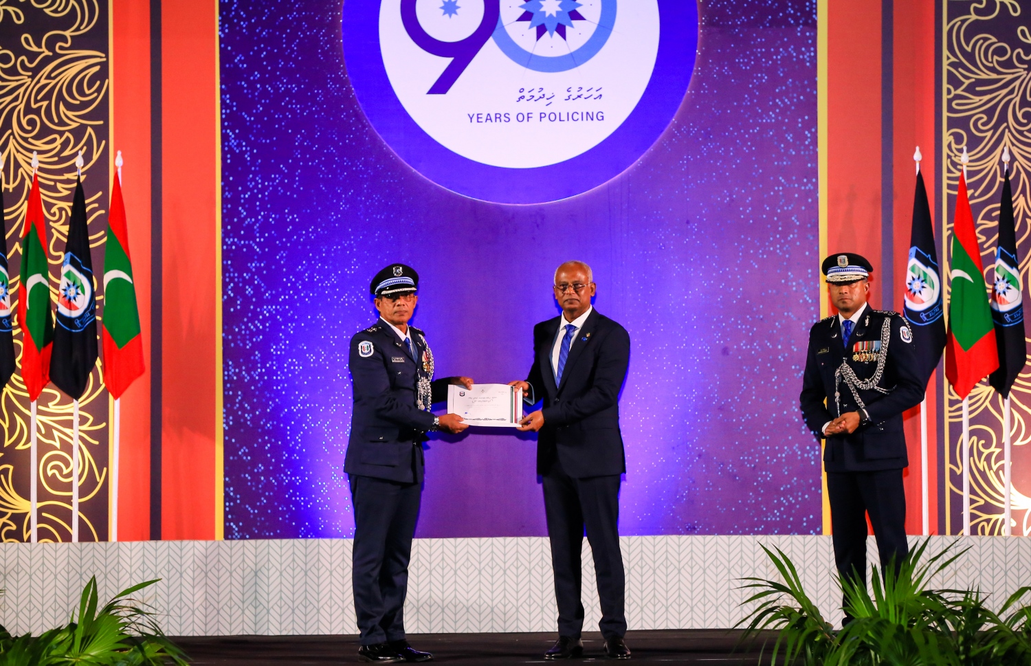 ކުލަ ލިބުނު ފުލުސް އޮފިޝަރަކަށް ރައީސް އިބްރާހިމް މުހައްމަދު ސޯލިހް ކުލަ ލިބުނު ކަމުގެ ލިޔުން ހަވާލުކޮއްދެއްވަނީ -- ފޮޓޯ: ރައީސް އޮފީސް