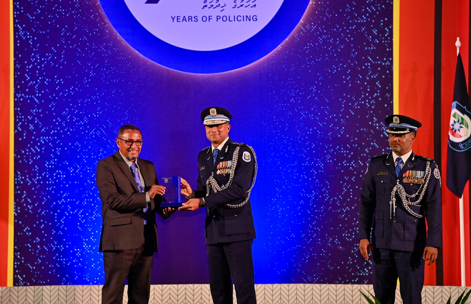 ކޮމިޝަނާރ އޮފް ޕޮލިސް މުހައްމަދު ހަމިދު ފުލުހުކަށް ހަނދާނީ ފިލާ ދެއްވަނީ -- ފޮޓޯ: ރައީސް އޮފީސް