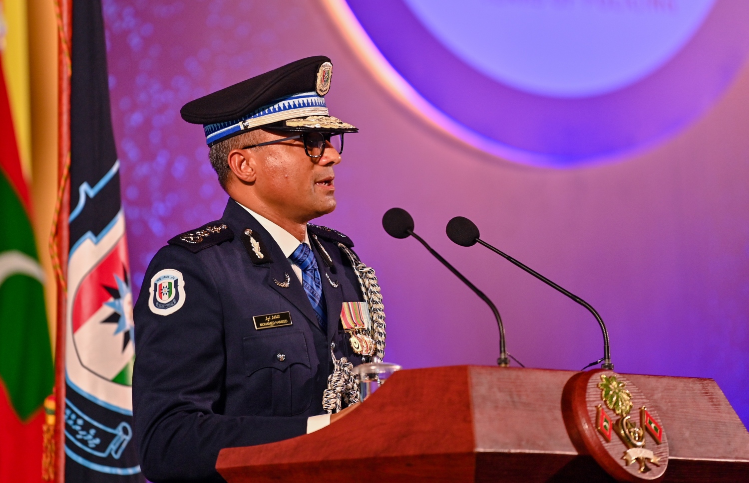ފުލުހުންގެ ހިދުމަތަށް 90 އަހަރު ފުރުމުގެ މުނާސަބަތުގައި ރޭ ބޭއްވި ޖަލްސާގައި ކޮމިޝަނާރ އޮފް ޕޮލިސް މުހައްމަދު ހަމީދު ވާހަކަފުޅު ދައްކަވަނީ -- ފޮޓޯ: ރައީސް އޮފީސް