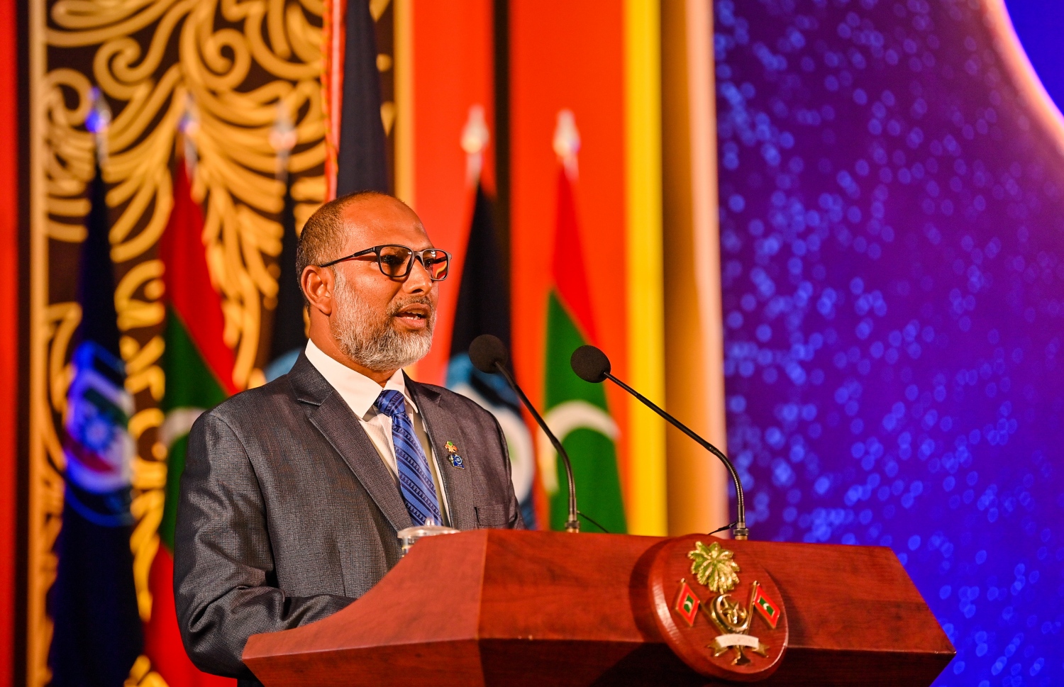 ފުލުހުންގެ ހިދުމަތަށް 90 އަހަރު ފުރުމުގެ މުނާސަބަތުގައި ރޭ ބޭއްވި ޖަލްސާގައި ހޯމް މިނިސްޓަރު އިމްރާން އަބްދުﷲ ވާހަކަފުޅު ދައްކަވަނީ -- ފޮޓޯ: ރައީސް އޮފީސް