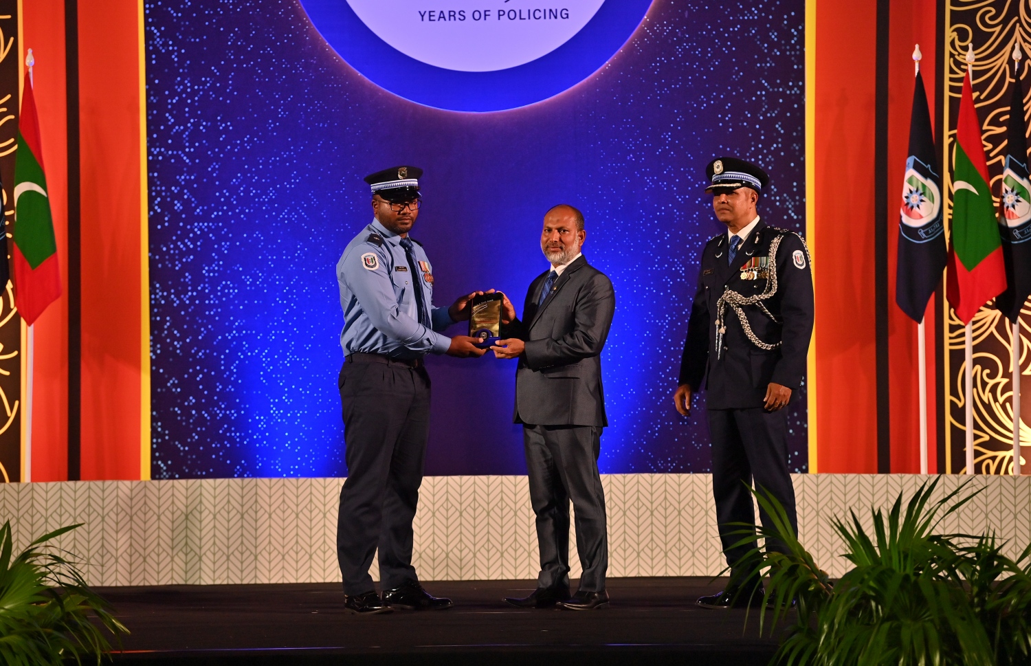 ހޯމް މިނިސްޓަރު އިމްރާން އަބްދުﷲ ފުލުހުކަށް ހަނދާނީ ފިލާ ދެއްވަނީ -- ފޮޓޯ: ރައީސް އޮފީސް