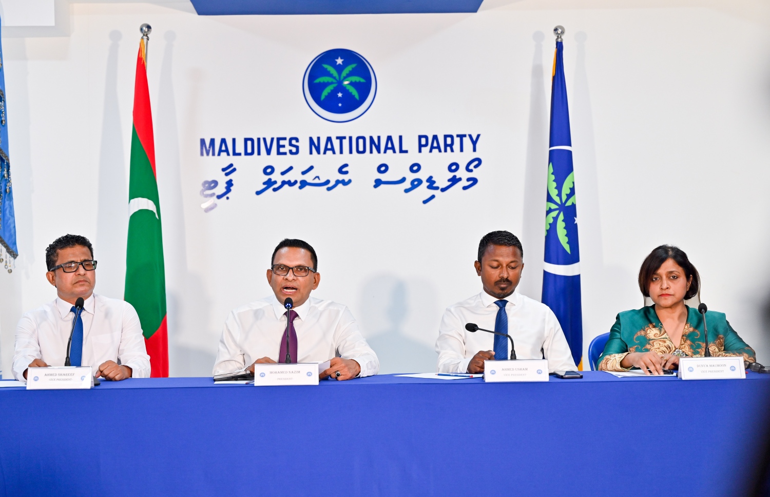 ޗާގޯސް މައްސަލާގައި އެމްއެންޕީން ބޭއްވި ޕްރެސްގައި (ކ-ވ) އެ ޕާޓީގެ ނައިބުން ކަމަށްވާ ދުންޔާ މައުމޫން، އަހްމަދު އުޝާމް، ޕާޓީގެ ރައީސް އަހްމަދު ނާޒިމް އަދި ނައިބް އަހްމަދު ޝަރީފް.-- ފޮޓޯ: ފަޔާޒް މޫސާ | މިހާރު